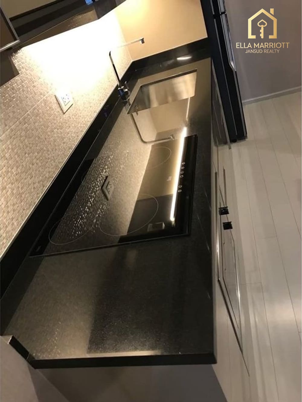 Prime Condo at The Ploenchit Skyline - 1 Min Walk to BTS Phloen Chit 2