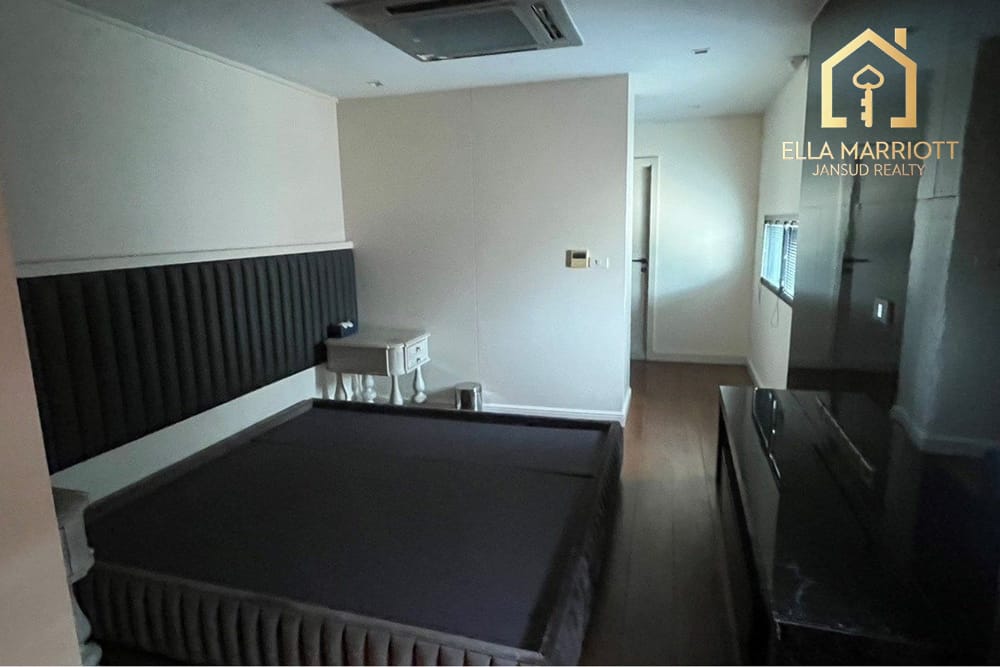 Spacious 900sqm Townhouse for Rent in Thonglor - Company Contract Accepted 24