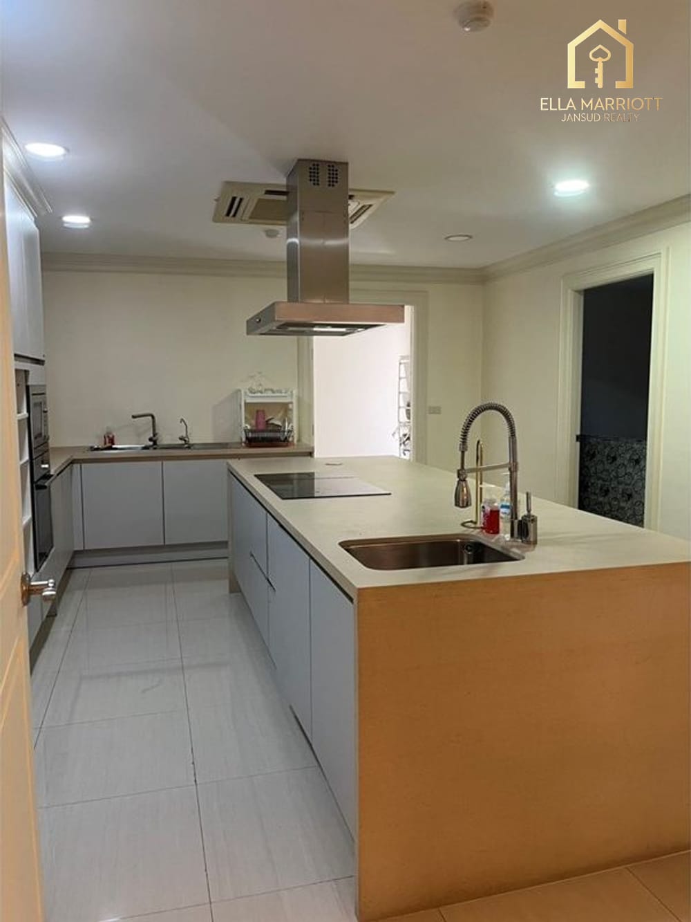Spacious 900sqm Townhouse for Rent in Thonglor - Company Contract Accepted 27
