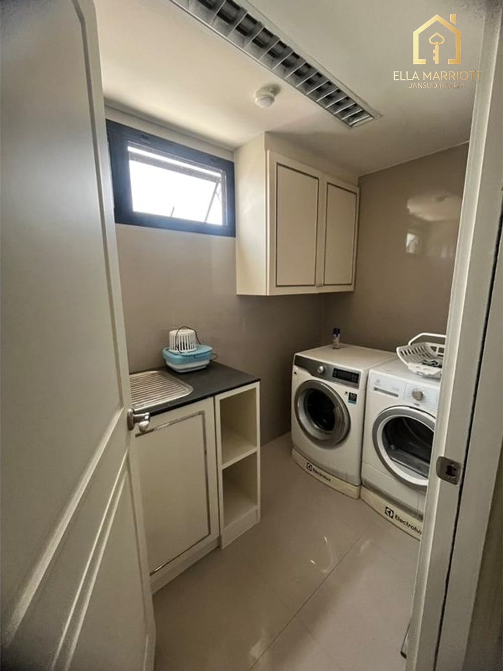 Spacious 900sqm Townhouse for Rent in Thonglor - Company Contract Accepted 30