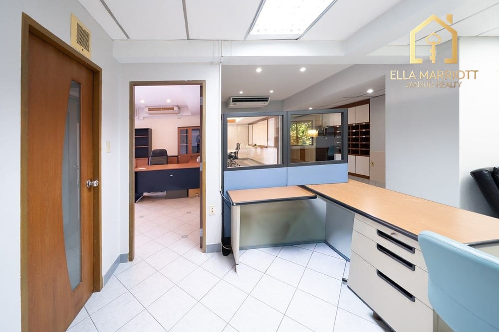 Spacious Condo Near BTS Ari - 9 Mins Walk to Transportation in Bangkok 10