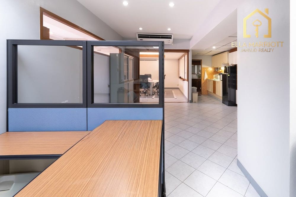 Spacious Condo Near BTS Ari - 9 Mins Walk to Transportation in Bangkok 14