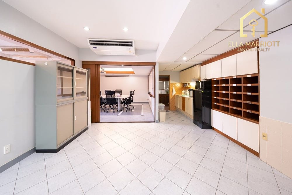 Spacious Condo Near BTS Ari - 9 Mins Walk to Transportation in Bangkok 15