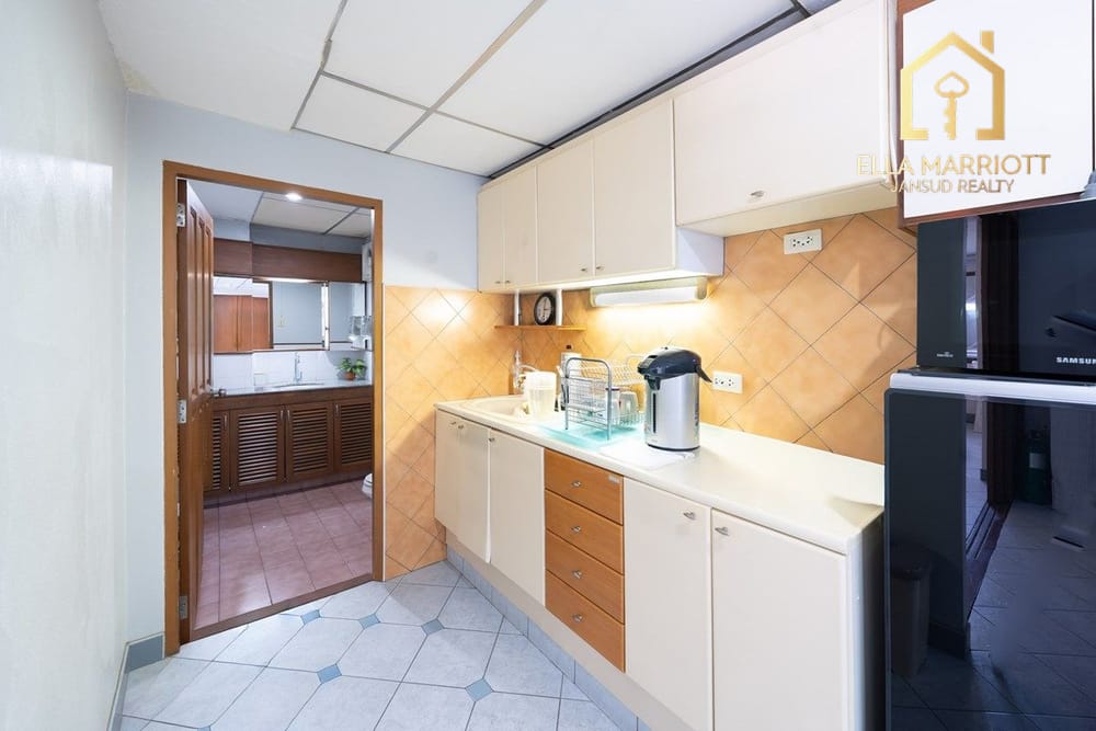 Spacious Condo Near BTS Ari - 9 Mins Walk to Transportation in Bangkok 16