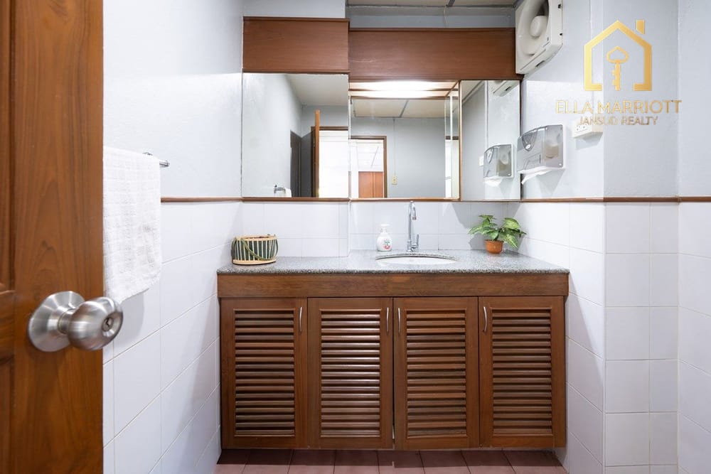 Spacious Condo Near BTS Ari - 9 Mins Walk to Transportation in Bangkok 17