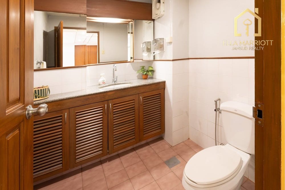 Spacious Condo Near BTS Ari - 9 Mins Walk to Transportation in Bangkok 18