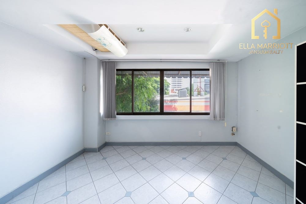 Spacious Condo Near BTS Ari - 9 Mins Walk to Transportation in Bangkok 2
