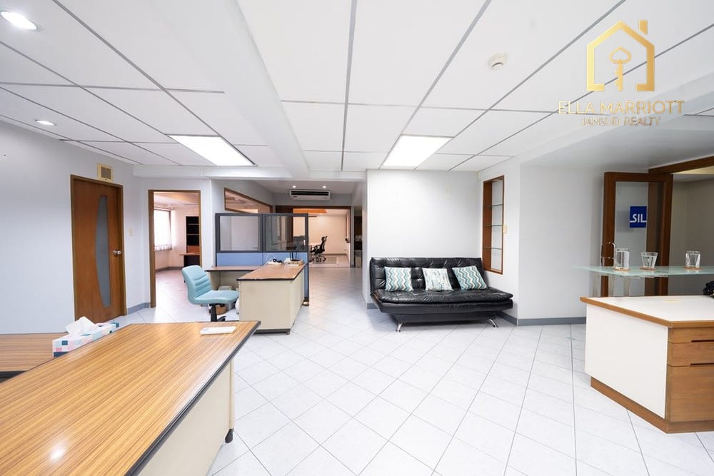 Spacious Condo Near BTS Ari - 9 Mins Walk to Transportation in Bangkok 5