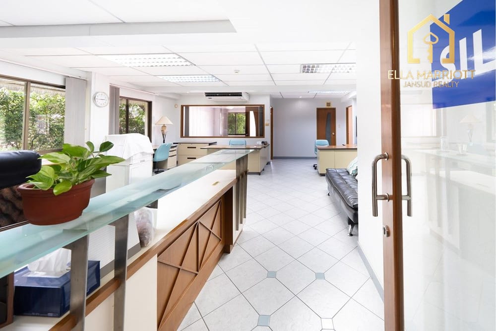 Spacious Condo Near BTS Ari - 9 Mins Walk to Transportation in Bangkok 6