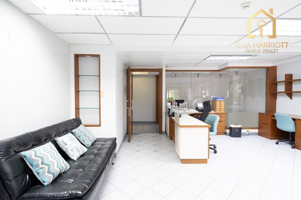 Spacious Condo Near BTS Ari - 9 Mins Walk to Transportation in Bangkok 9