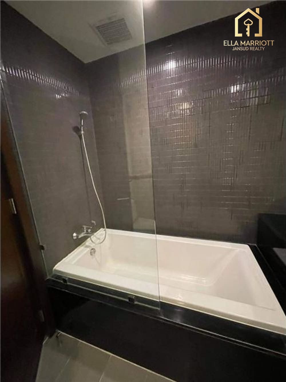 For Rent: Spacious 3+1 Bedroom Apartment with Large Balcony in Sukhumvit 55 (Thonglor) 6