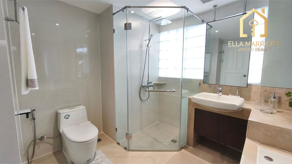 Spacious 4BR Family Condo for Rent in Sukhumvit 16 – 260sqm, Pets Allowed, 15 Min Walk to BTS Asok 10