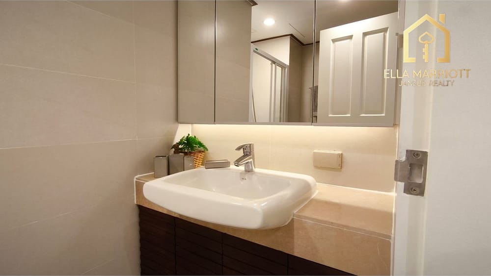 Spacious 4BR Family Condo for Rent in Sukhumvit 16 – 260sqm, Pets Allowed, 15 Min Walk to BTS Asok 16