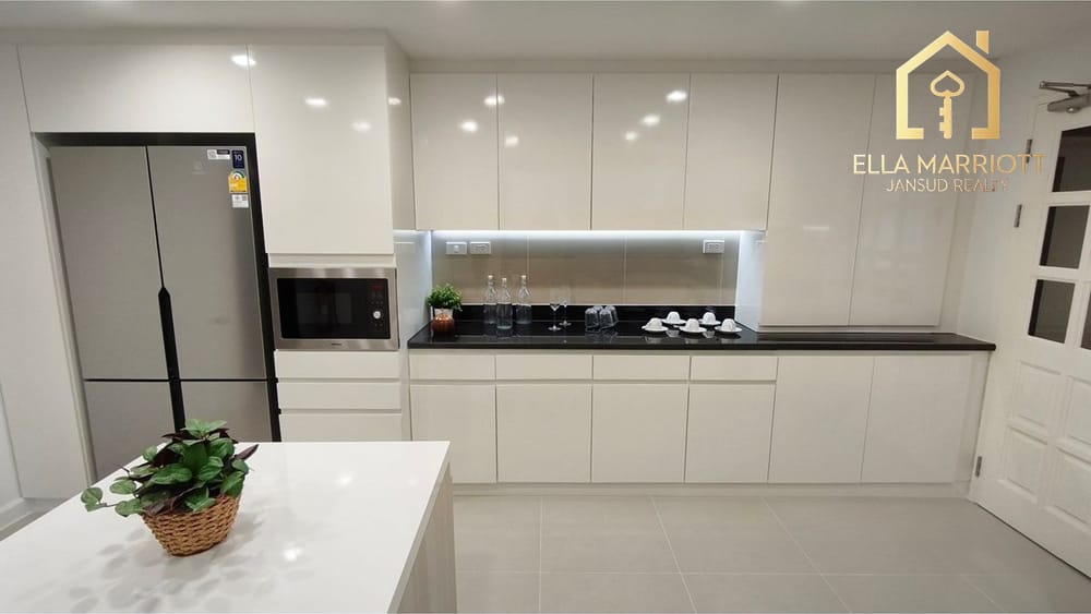 Spacious 4BR Family Condo for Rent in Sukhumvit 16 – 260sqm, Pets Allowed, 15 Min Walk to BTS Asok 6