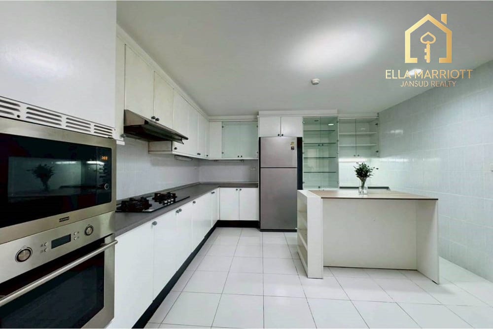 Geräumige, haustierfreundliche Wohnung mit 4 Schlafzimmern zur Miete in Sukhumvit 43. 9