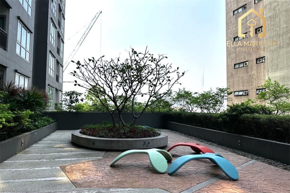 Huai Khwang Oasis: 1-Bed Condo with Skyline Views 13