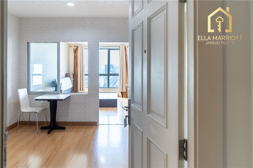 Huai Khwang Oasis: 1-Bed Condo with Skyline Views 2