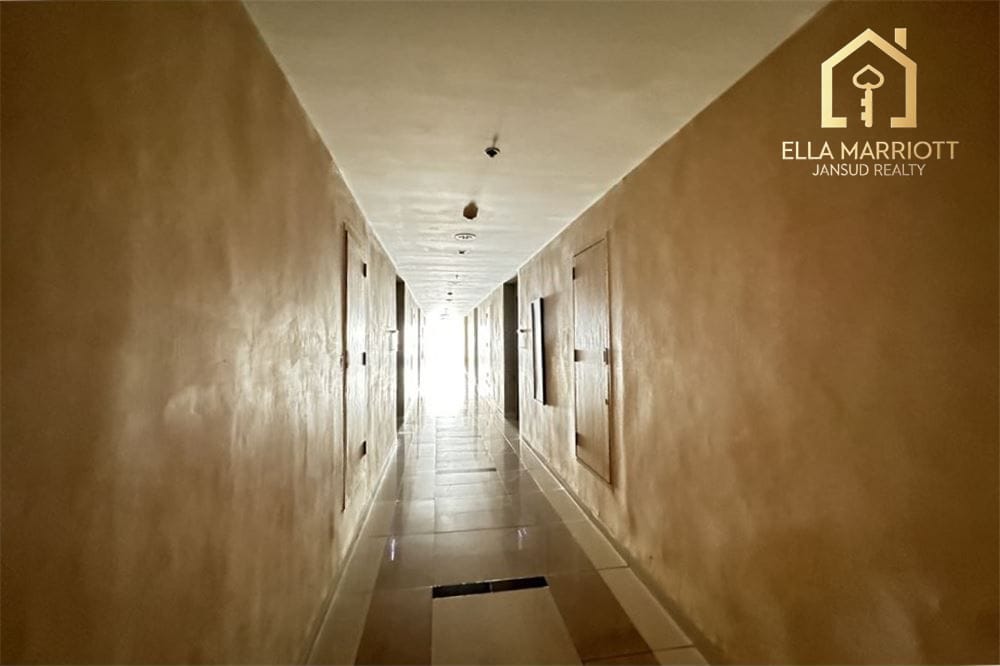 Huai Khwang Oasis: 1-Bed Condo with Skyline Views 29