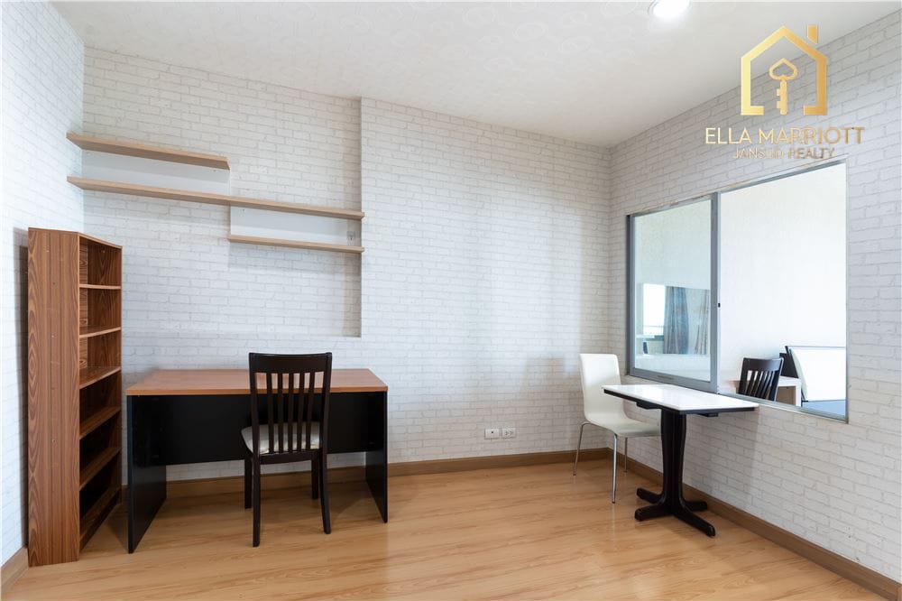 Huai Khwang Oasis: 1-Bed Condo with Skyline Views 3
