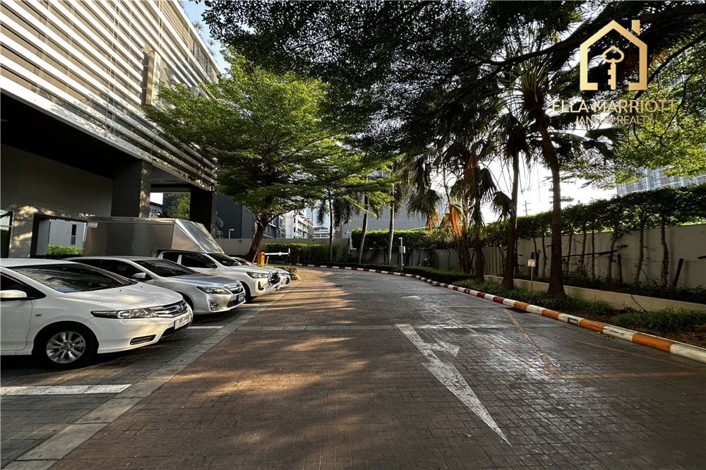 Huai Khwang Oasis: 1-Bed Condo with Skyline Views 35