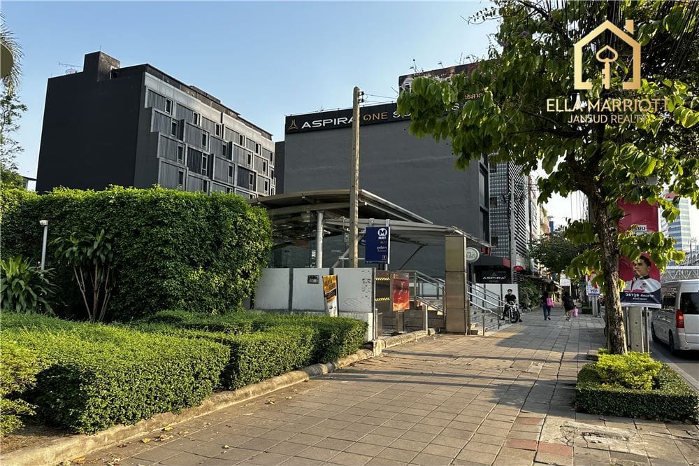 Huai Khwang Oasis: 1-Bed Condo with Skyline Views 37