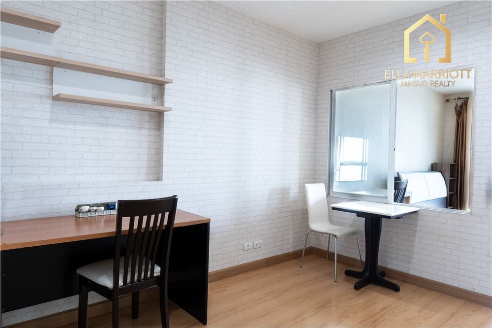 Huai Khwang Oasis: 1-Bed Condo with Skyline Views 4