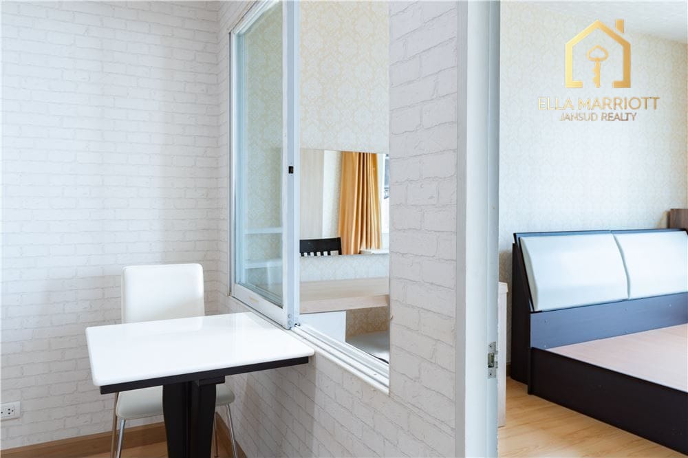 Huai Khwang Oasis: 1-Bed Condo with Skyline Views 6
