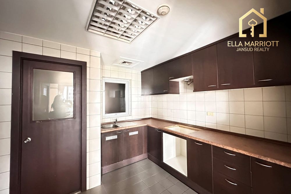 3-Bedroom Condo Near BTS Phloen Chit - 7 Min Walk on Wireless Rd 6