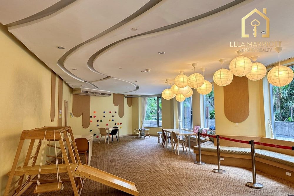 Affordable 3-Bedroom Condo on Wireless Rd, 7-Minute Walk to BTS Phloen Chit 16