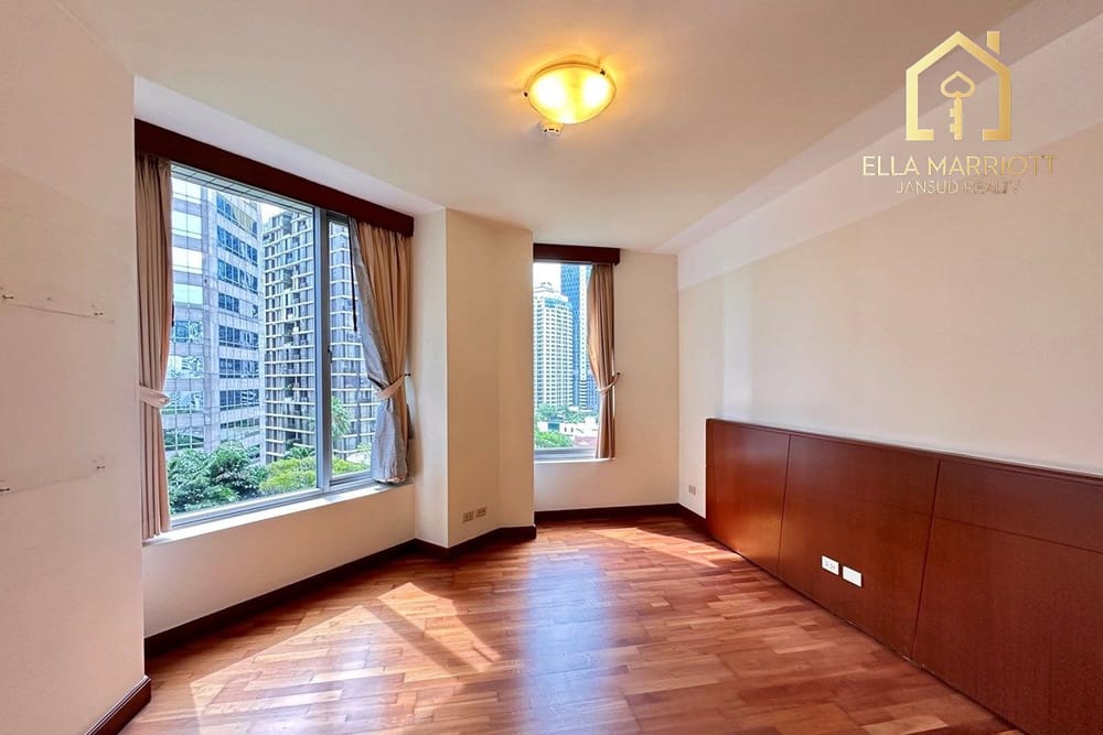Affordable 3-Bedroom Condo on Wireless Rd, 7-Minute Walk to BTS Phloen Chit 3
