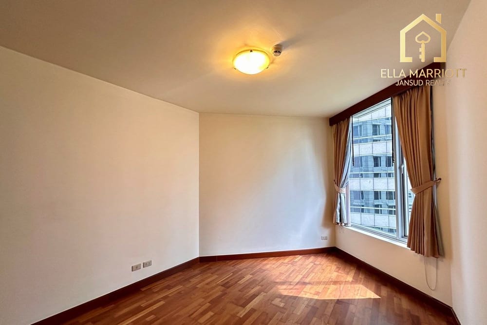 Affordable 3-Bedroom Condo on Wireless Rd, 7-Minute Walk to BTS Phloen Chit 5