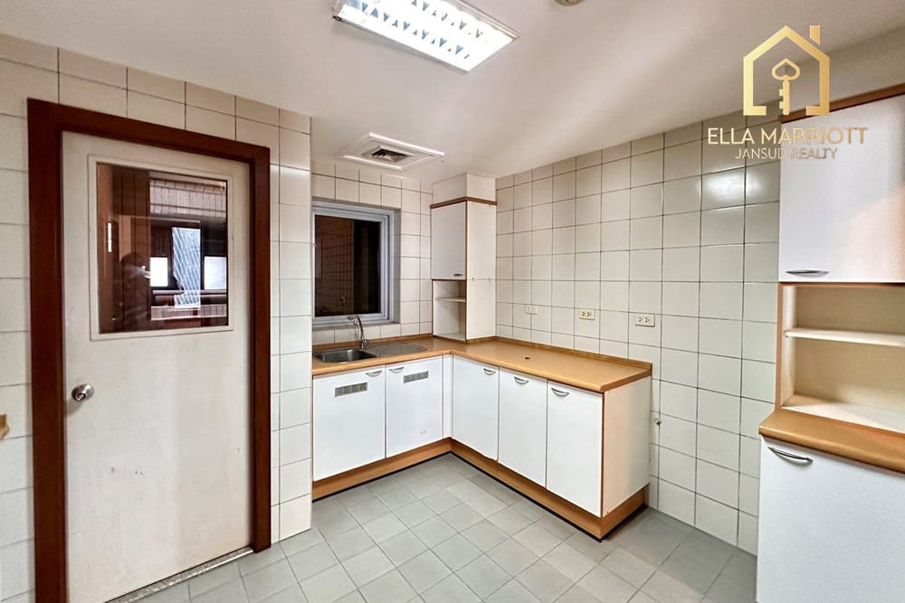 Affordable 3-Bedroom Condo on Wireless Rd, 7-Minute Walk to BTS Phloen Chit 6