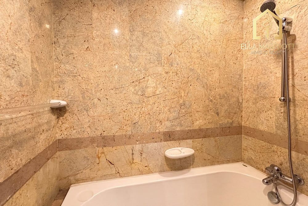 Affordable 3-Bedroom Condo on Wireless Rd, 7-Minute Walk to BTS Phloen Chit 8