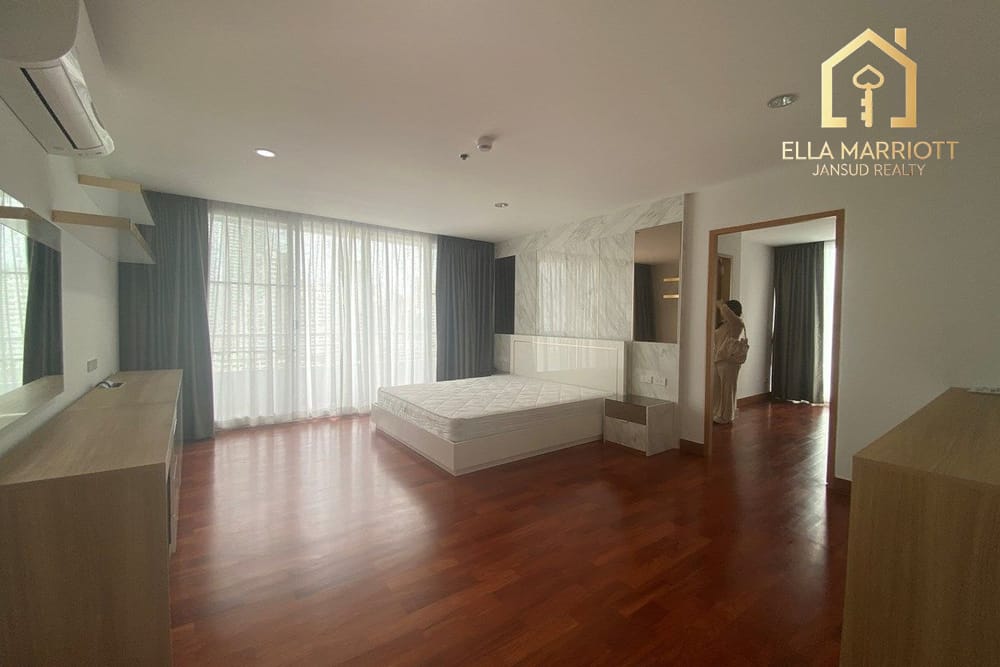 Luxurious 480sqm Sky Penthouse for Rent at 150K | Spacious Balcony | Steps from BTS 10