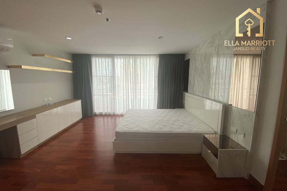 Luxurious 480sqm Sky Penthouse for Rent at 150K | Spacious Balcony | Steps from BTS 11