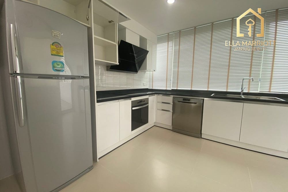 Luxurious 480sqm Sky Penthouse for Rent at 150K | Spacious Balcony | Steps from BTS 4