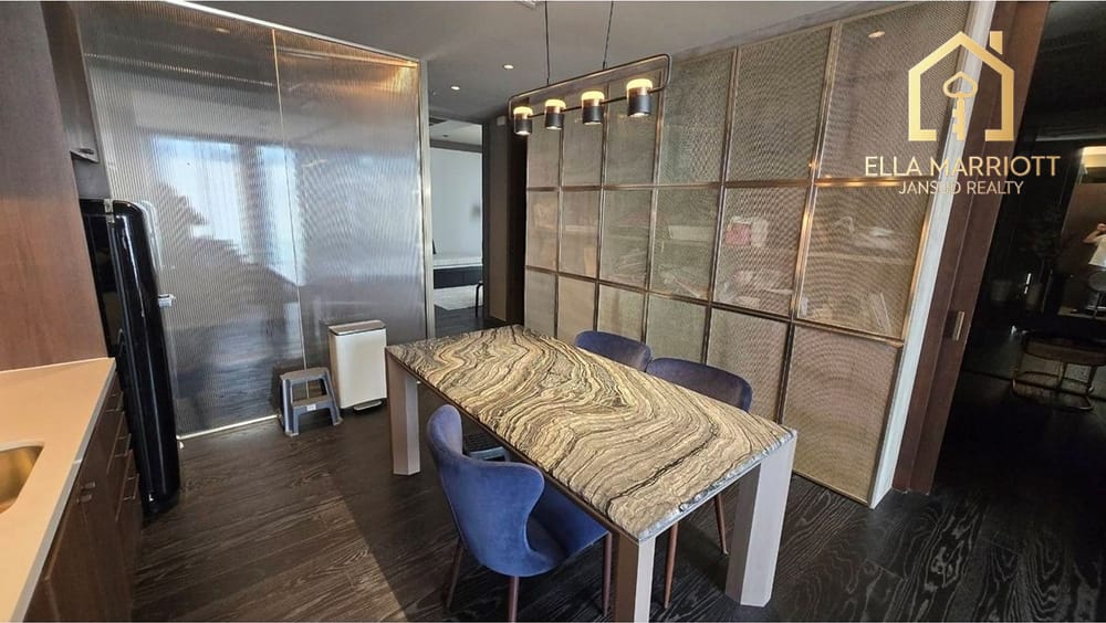 Modernes 2-Zimmer-Wohnung zur Miete im Noble Ploenchit - 24. Etage, Direkter BTS-Zugang, 1 Gehminute zur Phloen Chit 4