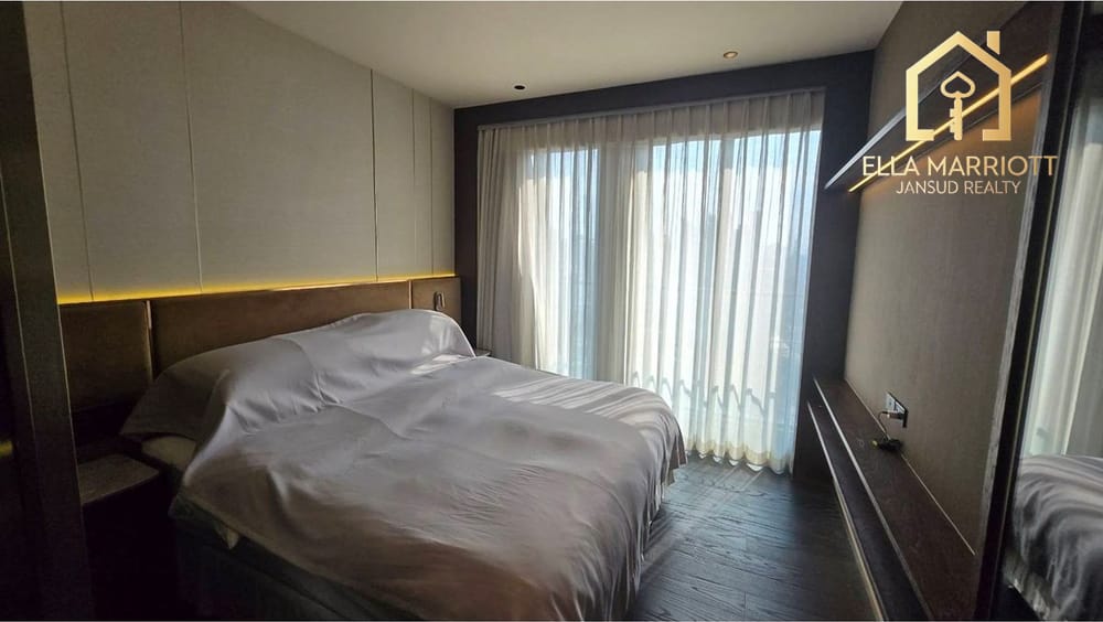 Modernes 2-Zimmer-Wohnung zur Miete im Noble Ploenchit - 24. Etage, Direkter BTS-Zugang, 1 Gehminute zur Phloen Chit 8