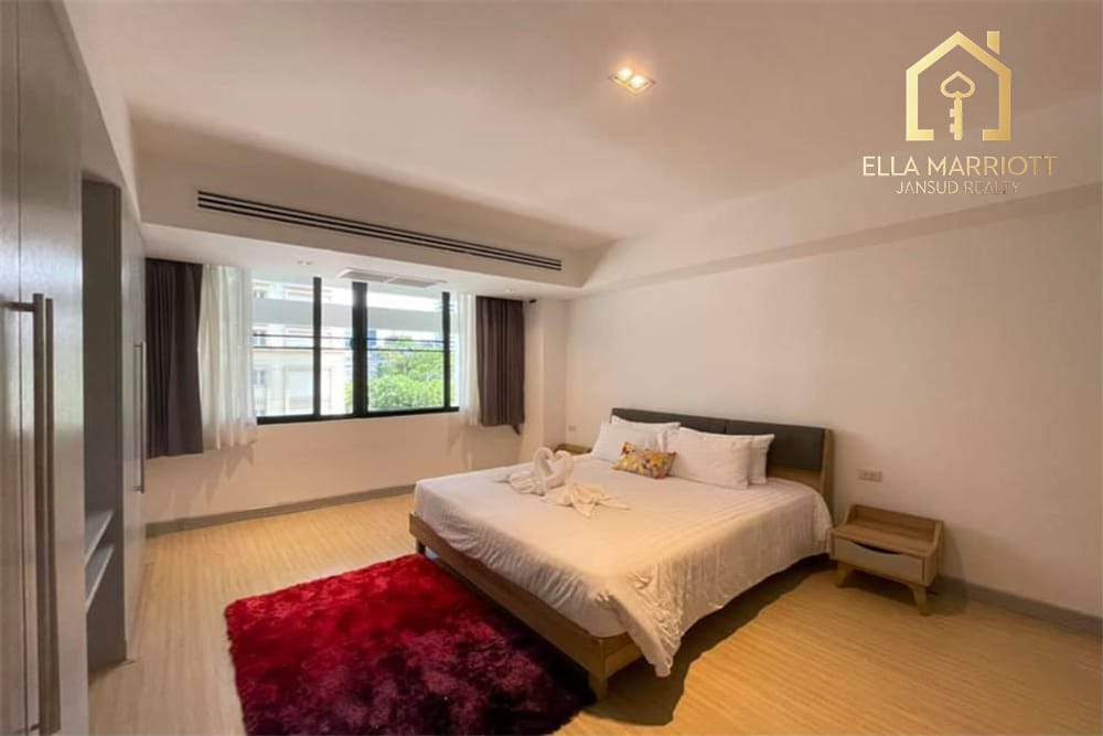 Modern Bangkok Condo: 2BR/2BA in Watthana 4