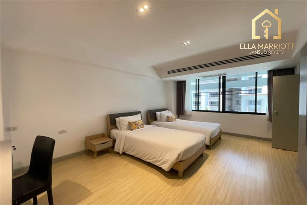 Modern Bangkok Condo: 2BR/2BA in Watthana 6