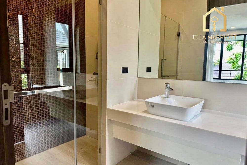 Luxury 5-Bed Home in Bangkok's Heart for Sale 10