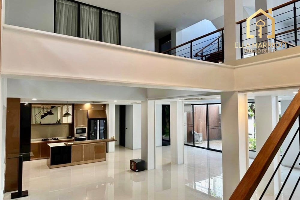 Luxury 5-Bed Home in Bangkok's Heart for Sale 11