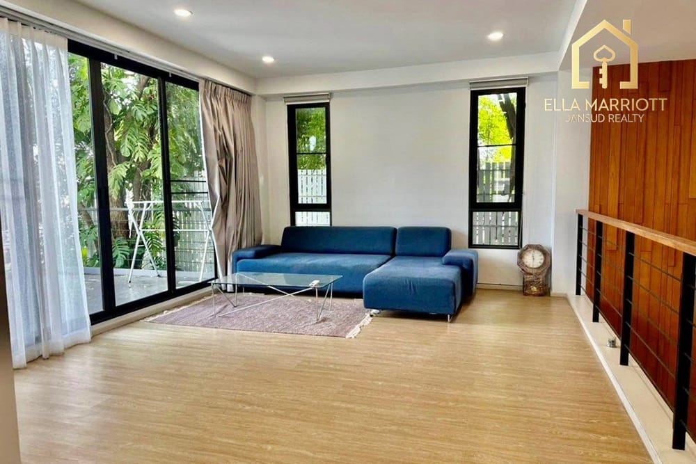 Luxury 5-Bed Home in Bangkok's Heart for Sale 12