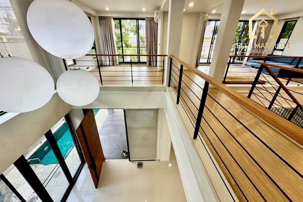 Luxury 5-Bed Home in Bangkok's Heart for Sale 14