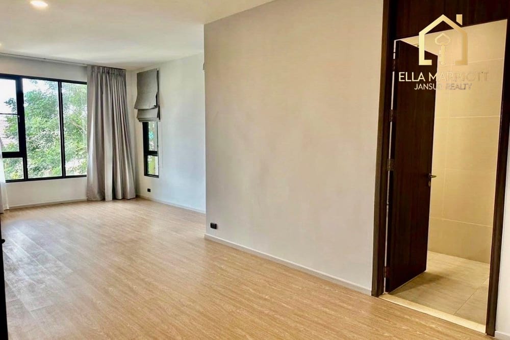 Luxury 5-Bed Home in Bangkok's Heart for Sale 15