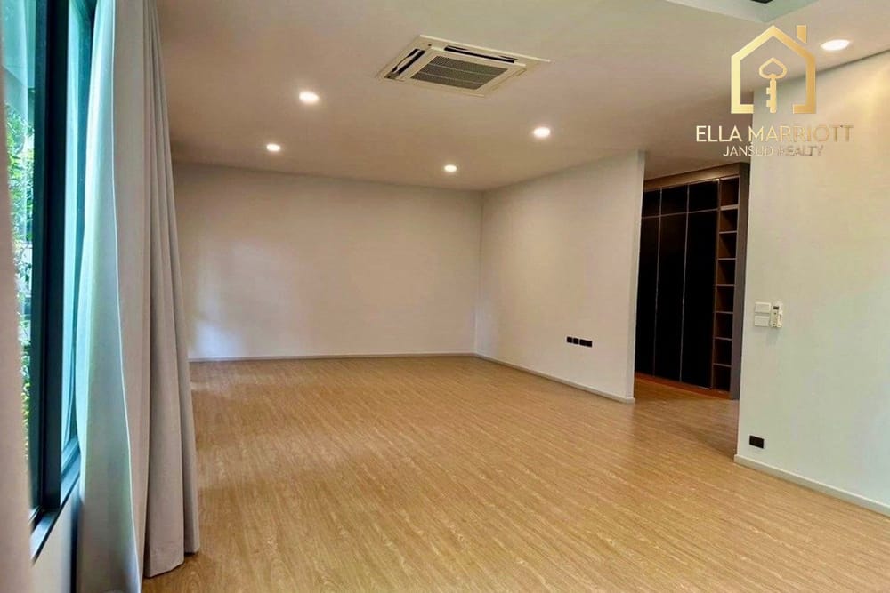 Luxury 5-Bed Home in Bangkok's Heart for Sale 17