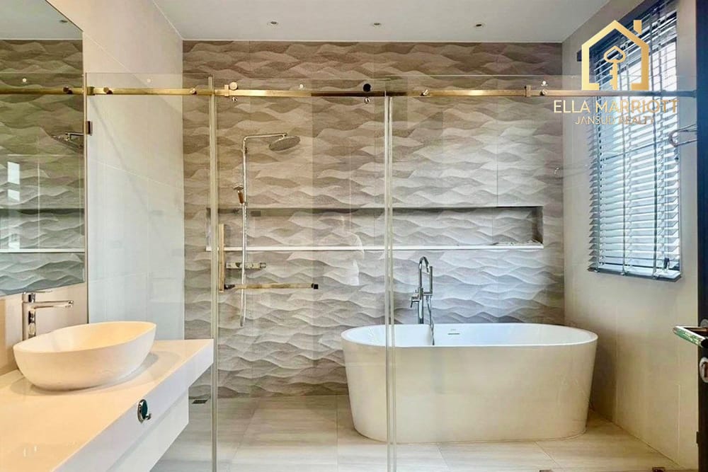 Luxury 5-Bed Home in Bangkok's Heart for Sale 19