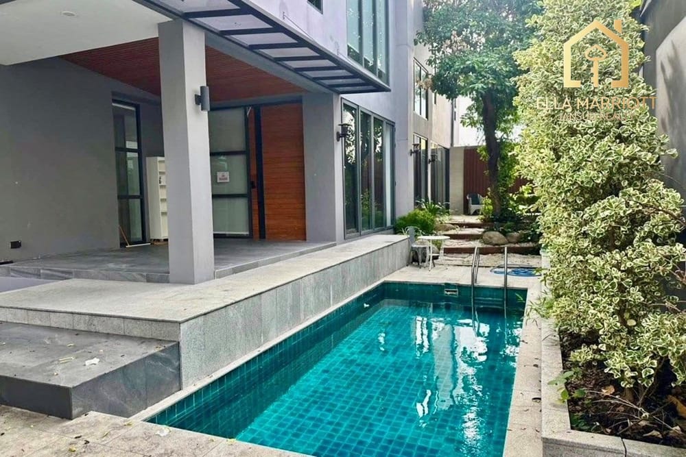 Luxury 5-Bed Home in Bangkok's Heart for Sale 2