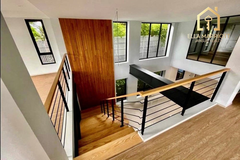 Luxury 5-Bed Home in Bangkok's Heart for Sale 20