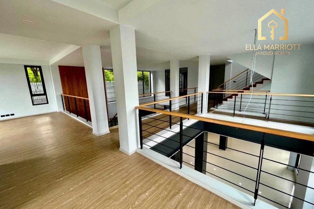 Luxury 5-Bed Home in Bangkok's Heart for Sale 21